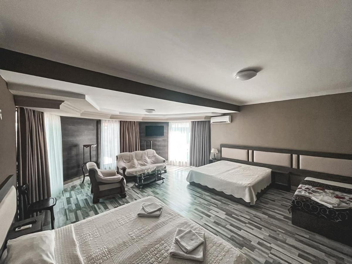 Discovery Hotel Кутаиси Екстериор снимка