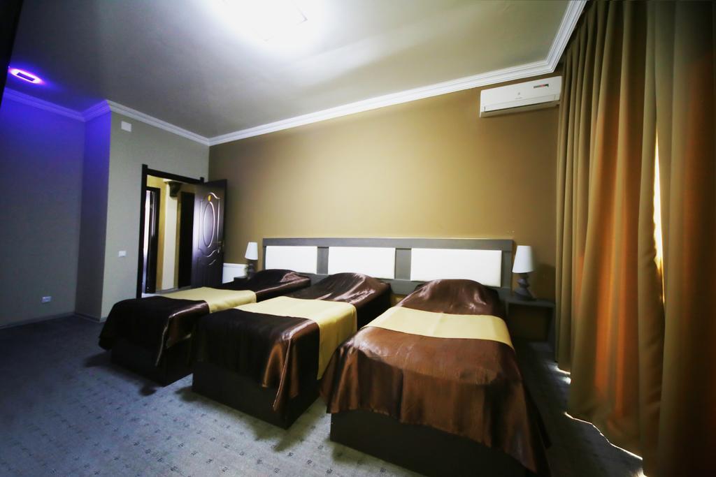 Discovery Hotel Кутаиси Стая снимка