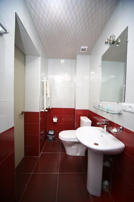 Discovery Hotel Кутаиси Стая снимка