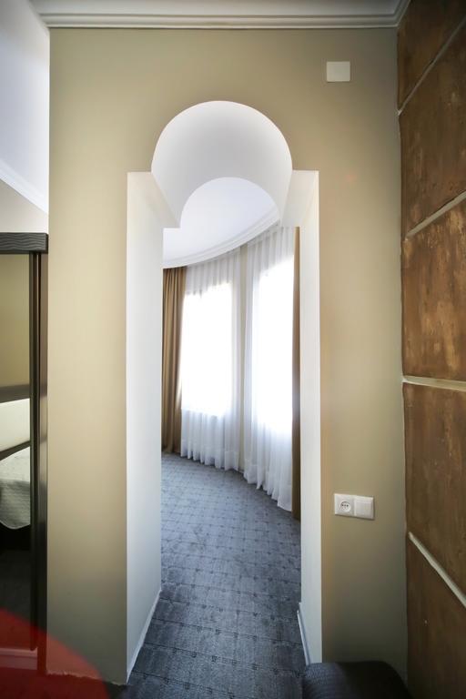 Discovery Hotel Кутаиси Стая снимка