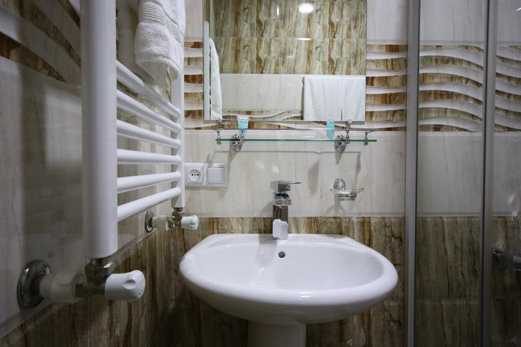 Discovery Hotel Кутаиси Стая снимка