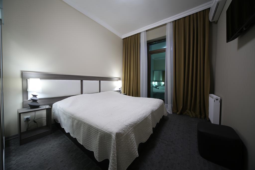 Discovery Hotel Кутаиси Стая снимка
